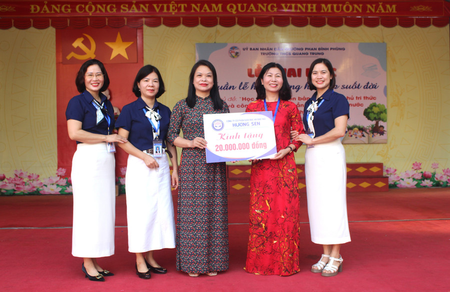 Nhà sách Hương Sen tặng quà cho Trường THCS Quang Trung. img-6871.jpg