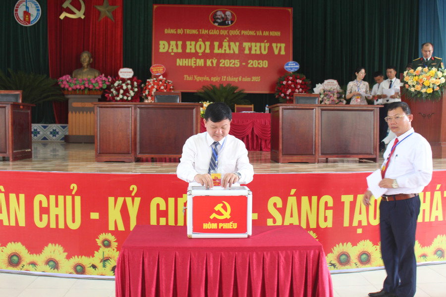 Đại biểu tham gia bỏ phiếu img-24941.jpg