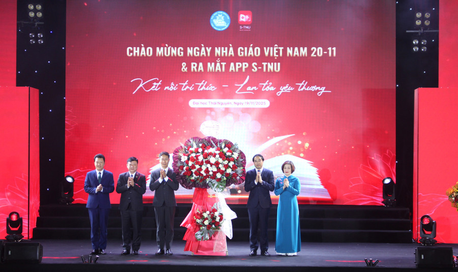 Ông Trịnh Xuân Trường, Bí thư Tỉnh uỷ Thái Nguyên tặng hoa chúc mừng Đại học Thái Nguyên.