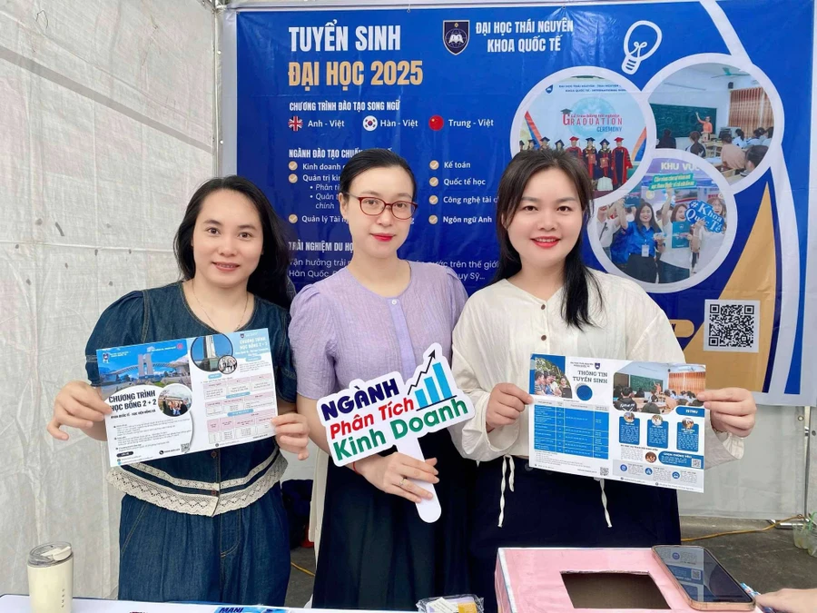 Giảng viên khoa Quốc tế Đại học Thái Nguyên tại ngày hội Tư vấn Tuyển sinh giới thiệu việc làm và kết nối cung cầu thị trường lao động tỉnh Thái Nguyên năm 2025.