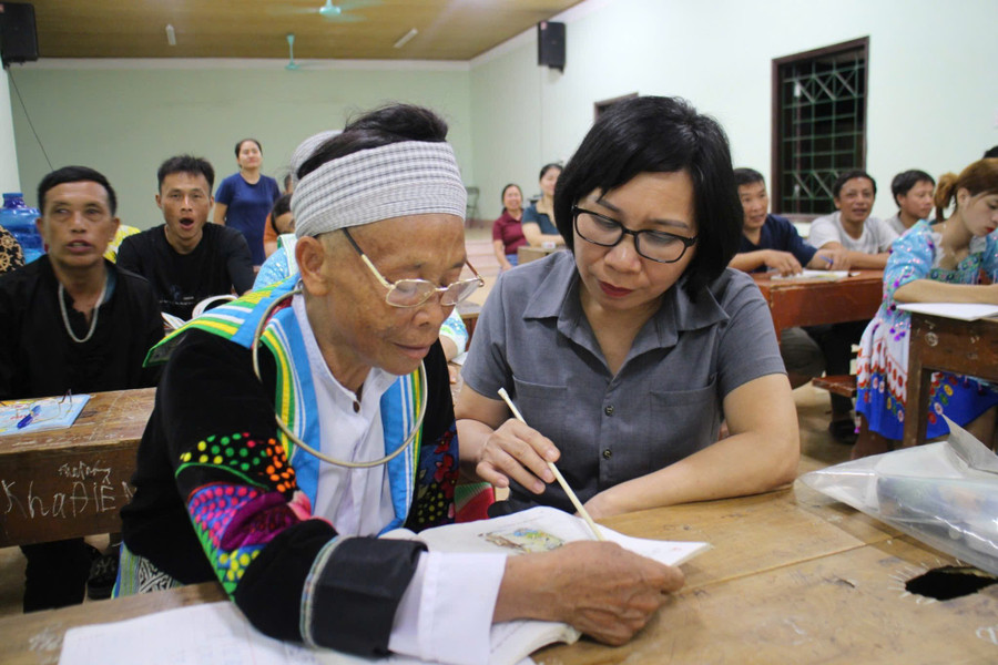 Cô Nguyễn Thị Nguyên, Hiệu trưởng Trường Phổ thông Dân tộc bán trú Tiểu học số 1 Văn Lăng hướng dẫn học viên lớp xoá mù chữ.