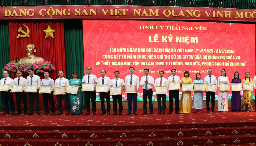 Lãnh đạo tỉnh Thái Nguyên tặng bằng khen cho các tập thể cá nhân.