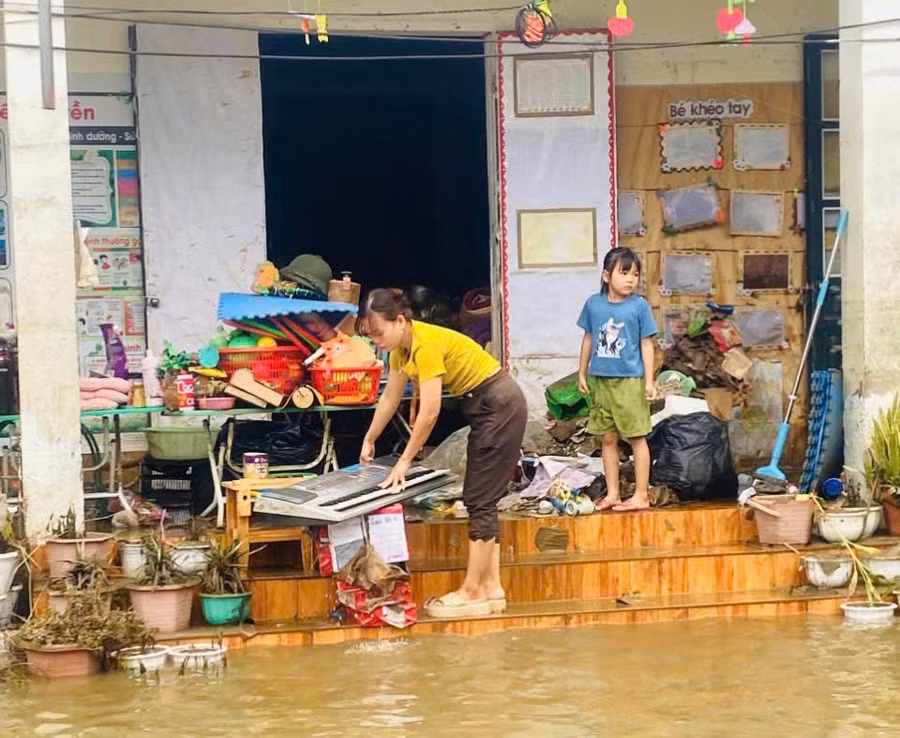 Thầy cô điểm trường Bản Cám, trường Tiểu học và THCS Nam Mẫu (Ba Bể, Bắc Kạn) dọn dẹp ngay sau khi nước rút.