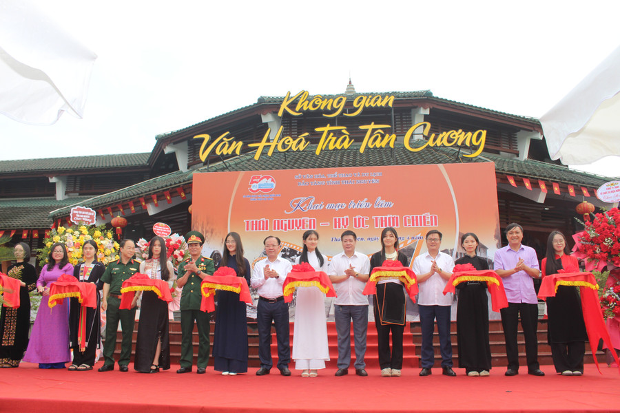 Các đại biểu cắt băng khai mạc Triển lãm.