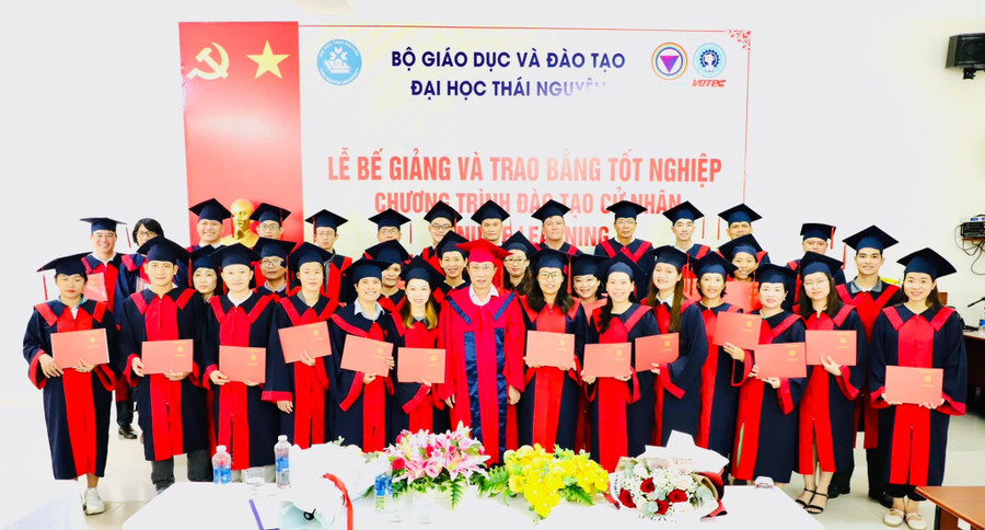 Lễ bế giảng và trao bằng tốt nghiệp chương trình đào tạo cử nhân Elearning.
