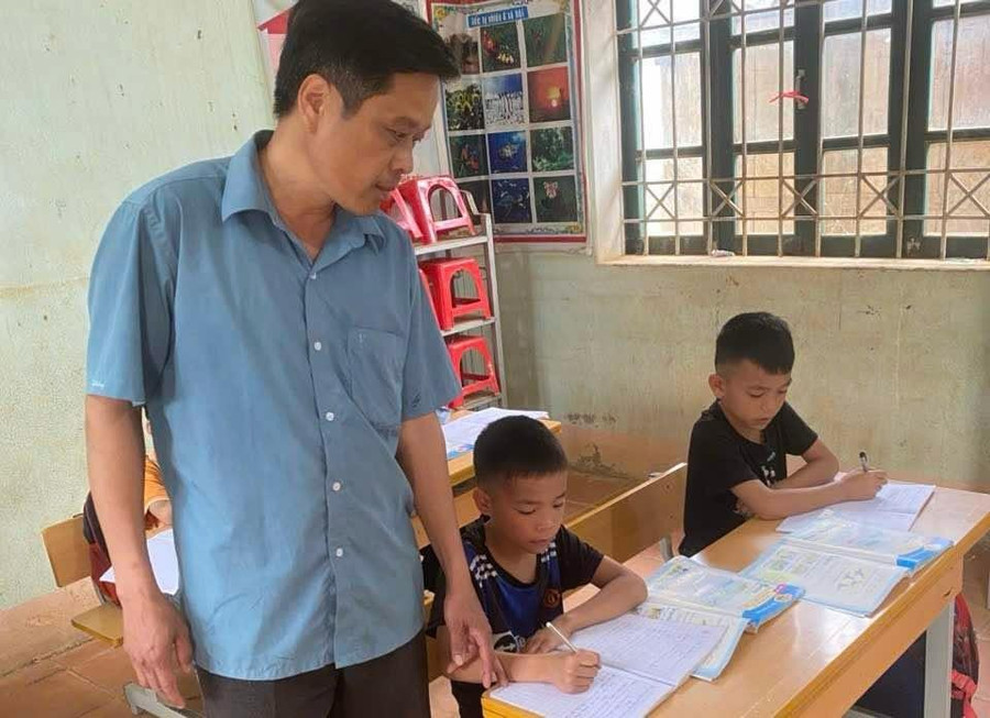 Thầy Hoàng Văn Kiếm luôn nỗ lực vì học trò vùng cao.