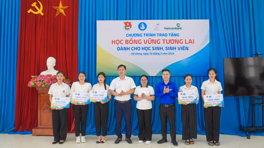 Giúp sinh viên DTTS có hoàn cảnh khó khăn yên tâm tới trường.