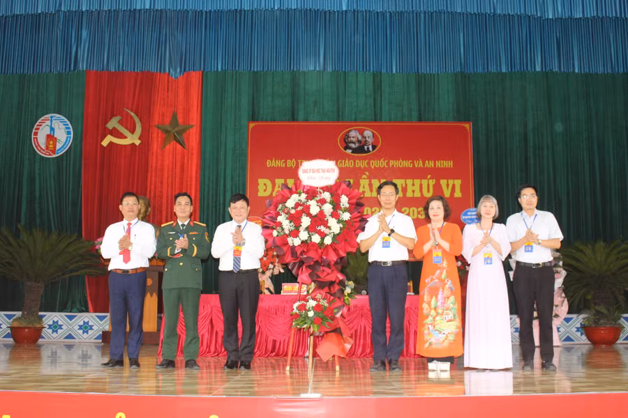 Lãnh đạo Đại học Thái Nguyên tặng hoa chúc mừng Đại hội.