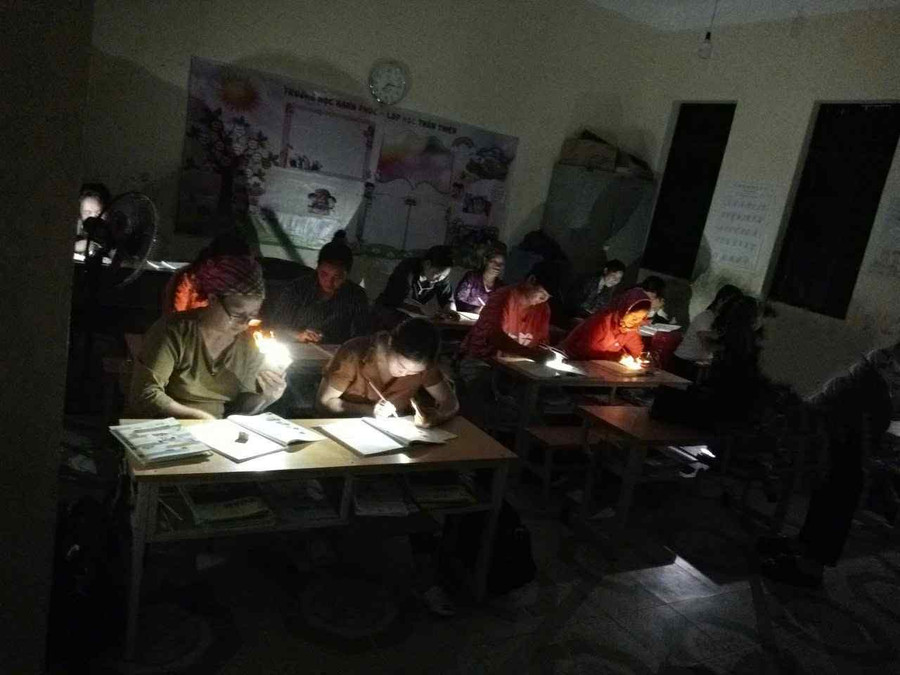 Những ngày mất điện, các học viên dùng đèn pin để học tập. nhung-ngay-mat-dien-cac-hoc-vien-dung-den-pin-de-hoc-tap.jpg