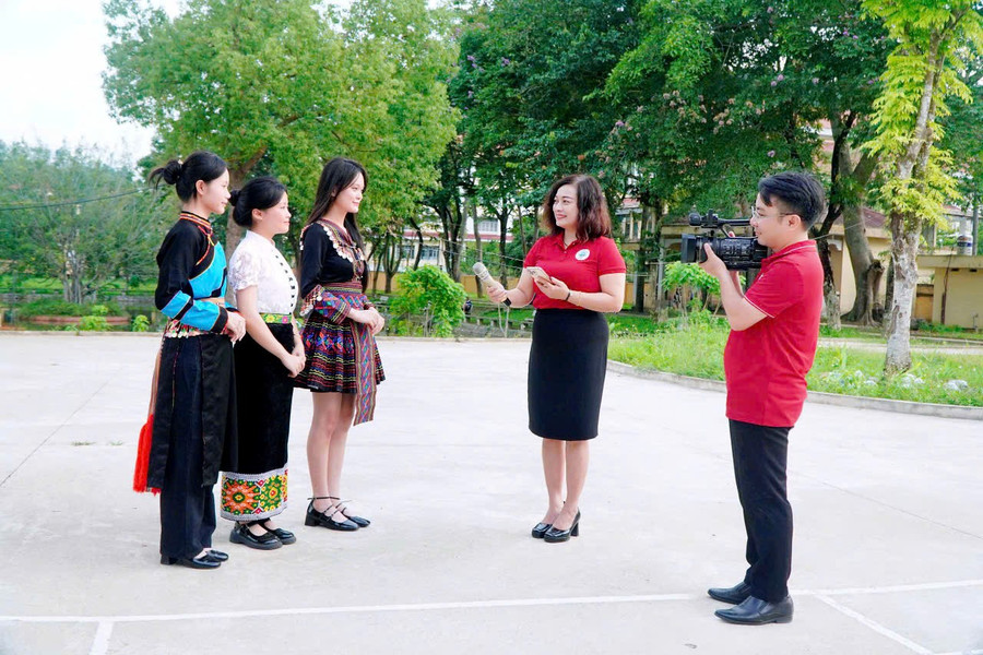 Nhà báo Hà Hồng Hạnh trong quá trình tác nghiệp.