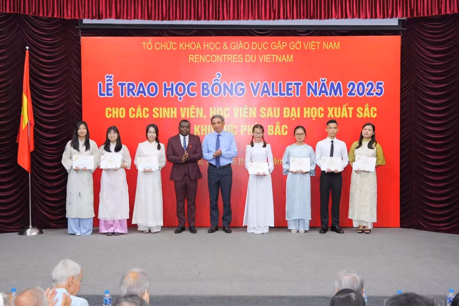 Sinh viên Đại học Thái Nguyên nhận học bổng Vallet.
