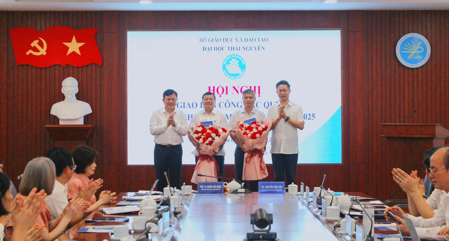 Đại học Thái Nguyên tặng hoa chia tay 2 Phó Giám đốc về nghỉ hưu. img-2331.jpg