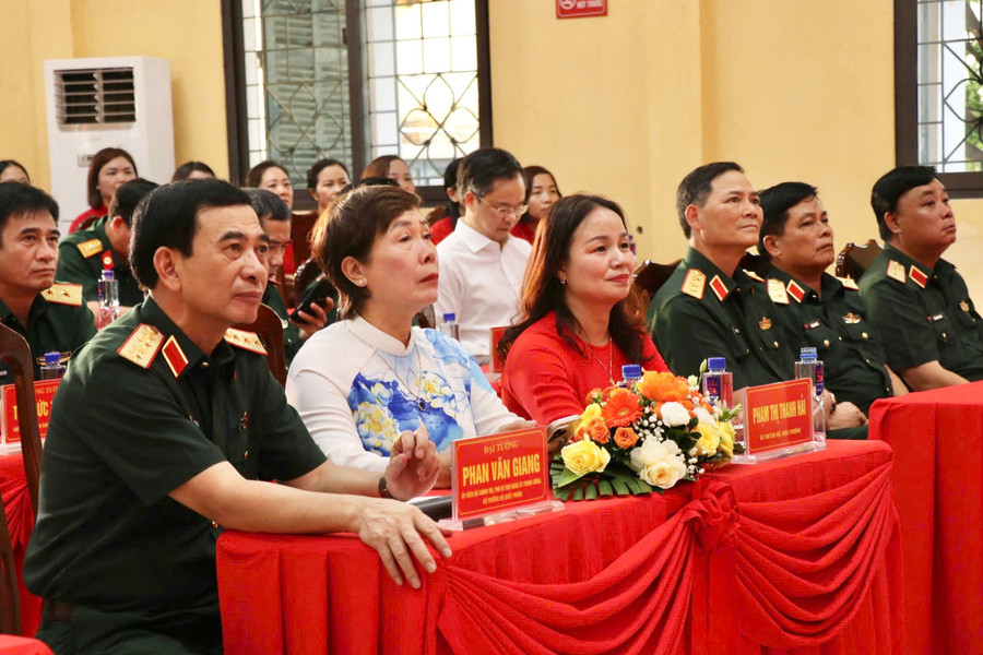 Đại tướng Phan Văn Giang cùng đoàn công tác thăm tặng quà 2 trường học trên địa bàn tỉnh Thái Nguyên. img-2057.jpg