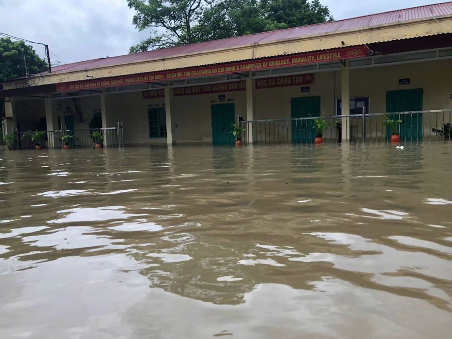 Trường Tiểu học Núi Voi, TP Thái Nguyên bị ngập.