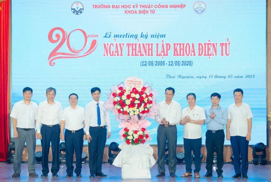 Các đại biểu tặng hoa chúc mừng.