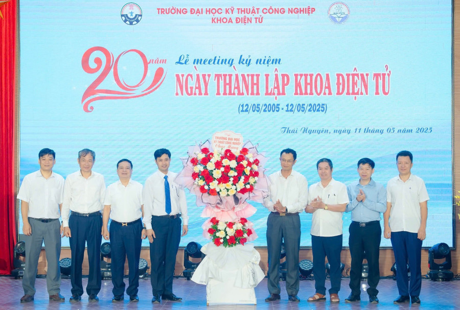 Các đại biểu tặng hoa chúc mừng.
