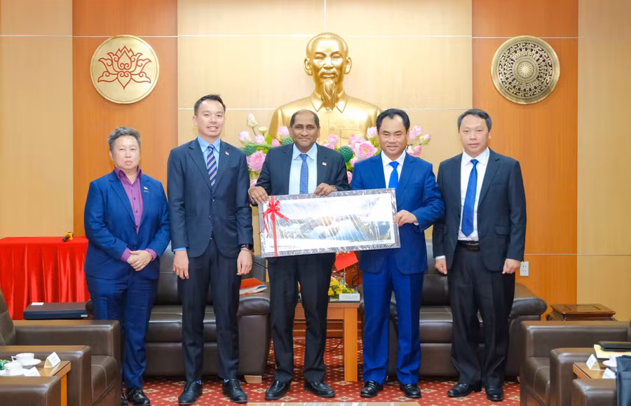 Lãnh đạo tỉnh Thái Nguyên tặng quà Đoàn công tác của Đại sứ quán Singapore tại Việt Nam.