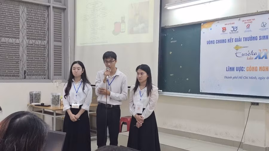 Sinh viên Nguyễn Công Dương (đứng giữa) thuyết trình đề tài nghiên cứu khoa học trước hội đồng đánh giá.