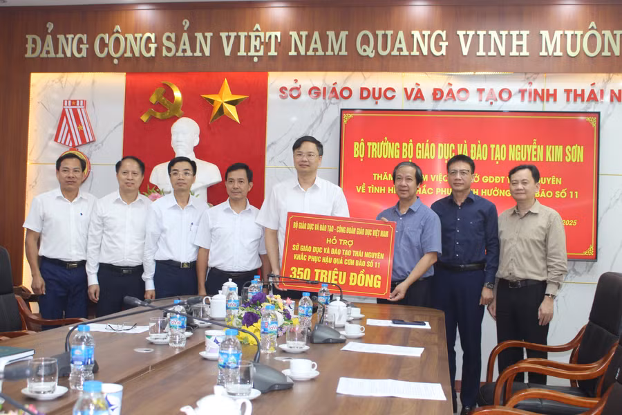 Bộ trưởng Nguyễn Kim Sơn trao quà hỗ trợ Sở Giáo dục và Đào tạo tỉnh Thái Nguyên.