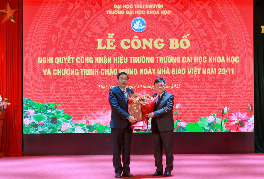 PGS.TS Hoàng Văn Hùng, Giám đốc Đại học Thái Nguyên trao quyết định và tặng hoa Hiệu trưởng Trường Đại học Khoa học.