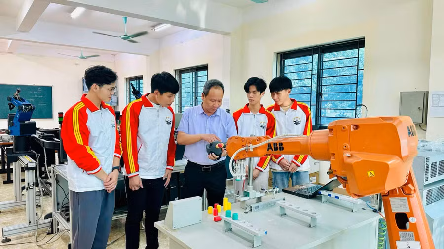 Sinh viên trường Đại học Kỹ thuật Công nghiệp được sử dụng các trang thiết bị hiện đại trong học tập và nghiên cứu khoa học.