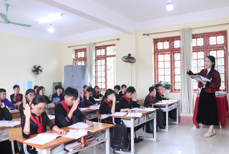 Gracias a sus constantes esfuerzos y dedicación, la Escuela Secundaria Dai Tu para Minorías Étnicas se ha convertido en un ejemplo a seguir en la educación de las minorías étnicas en la provincia de Thai Nguyen. img-4242.jpg