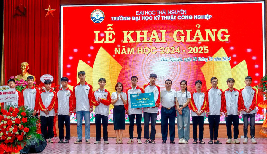 Trao học bổng khuyến khích sinh viên theo học chương trình đào tạo Kỹ sư “Công nghệ điện tử bán dẫn vi mạch”. hoc-bong-khuyen-khich-sinh-vien-theo-hoc-chuong-trinh-dao-tao-ky-su-cong-nghe-dien-tu-ban-dan-vi-mach.jpg