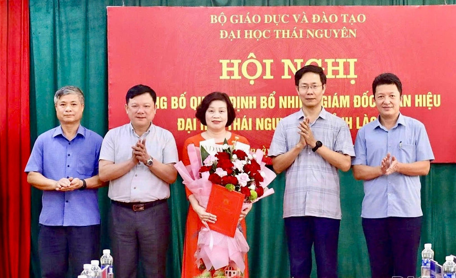 Lãnh đạo Đại học Thái Nguyên chúc mừng TS Nguyễn Hồng Liên.