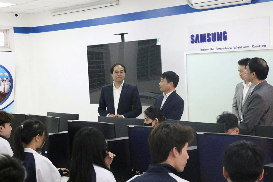 Bí thư Tỉnh uỷ Thái Nguyên Trịnh Xuân Trường thăm không gian học tập tại Trường Đại học Công nghệ Thông tin và Truyền thông.