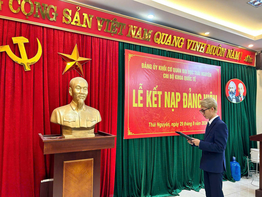 Sinh viên Khoa Quốc tế vinh dự khi được đứng trong hàng ngũ của Đảng. ket-nap-dang-2.jpg