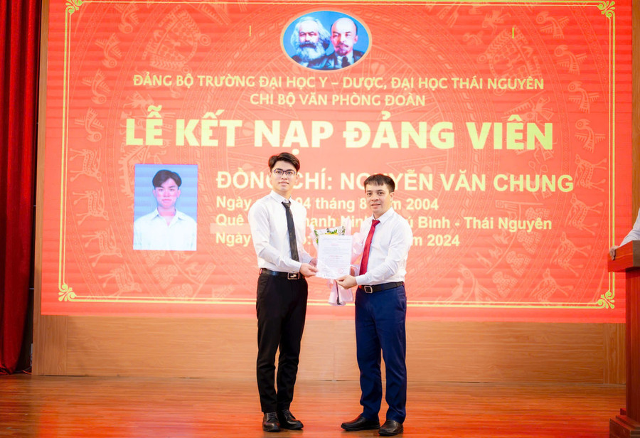 Công tác phát triển Đảng trong sinh viên ngày càng được chú trọng. ket-nap-dang-31.jpg