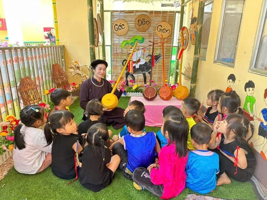 Giáo viên trường Mầm non Yên Trạch, huyện Phú Lương, tỉnh Thái Nguyên dạy trẻ về nhạc cụ dân tộc.