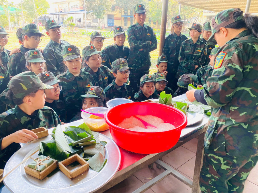 Các em được tự tay gói bánh chưng. tu-tay-goi-banh-chung.jpg