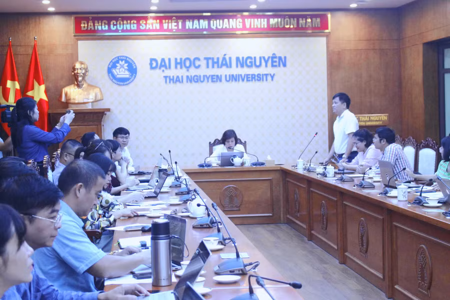 TS Nguyễn Hồng Liên, Phó Giám đốc Đại học Thái Nguyên chủ trì Hội nghị.