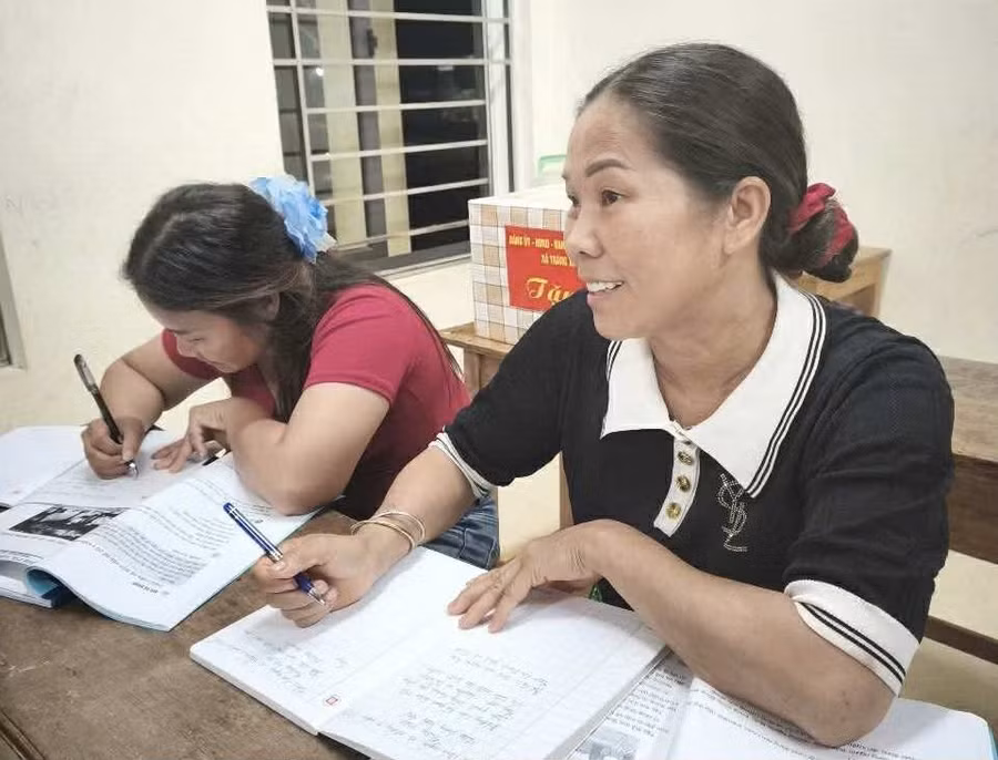 Lớp học xoá mù chữ tại xã Tràng Xá đã thu hút 12 học viên tham gia, 100% là đồng bào dân tộc Mông.