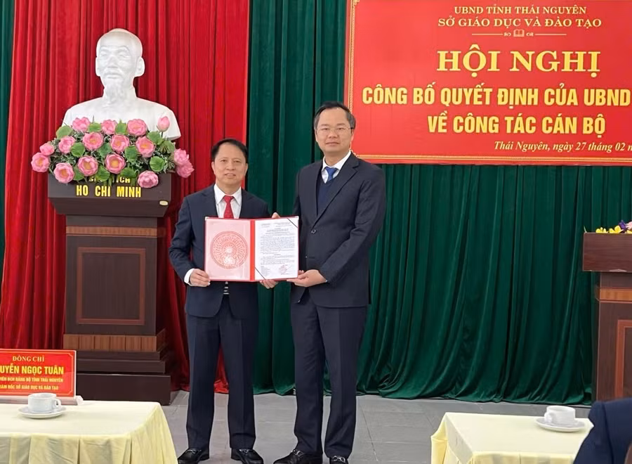 Ông Nguyễn Ngọc Tuân - Giám đốc Sở GD&ĐT Thái Nguyên trao quyết định bổ nhiệm của UBND tỉnh cho tân Phó Giám đốc Nguyễn Văn Kiên.