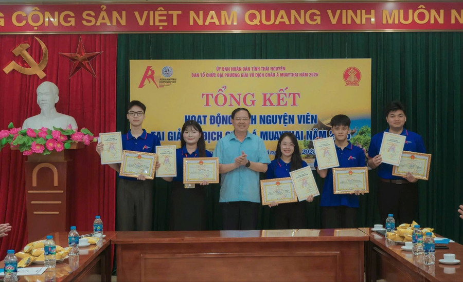 Các tình nguyện viên được khen thưởng.