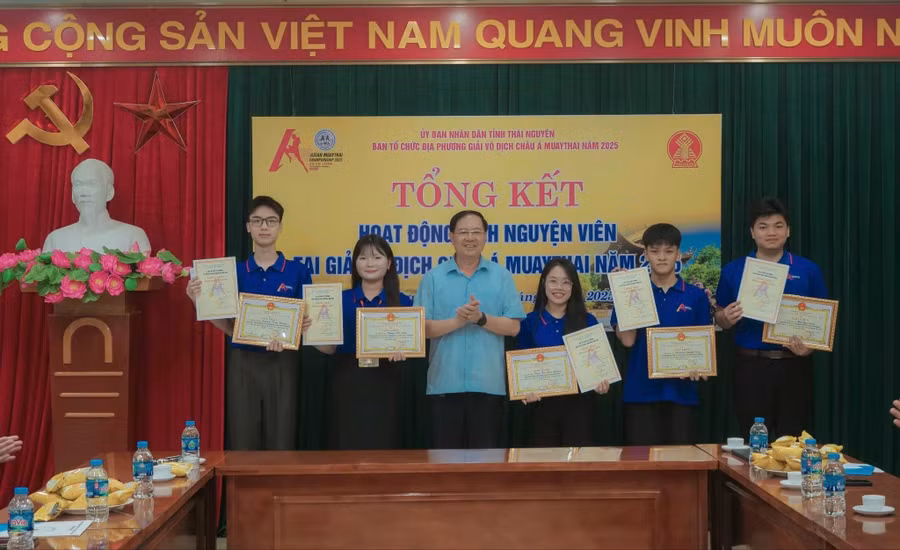 Các tình nguyện viên được khen thưởng.