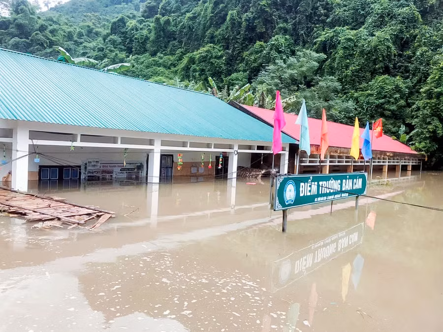 Điểm trường Bản Cám, Trường Mầm non Nam Mẫu (Ba Bể) bị ngập sâu trong nước.