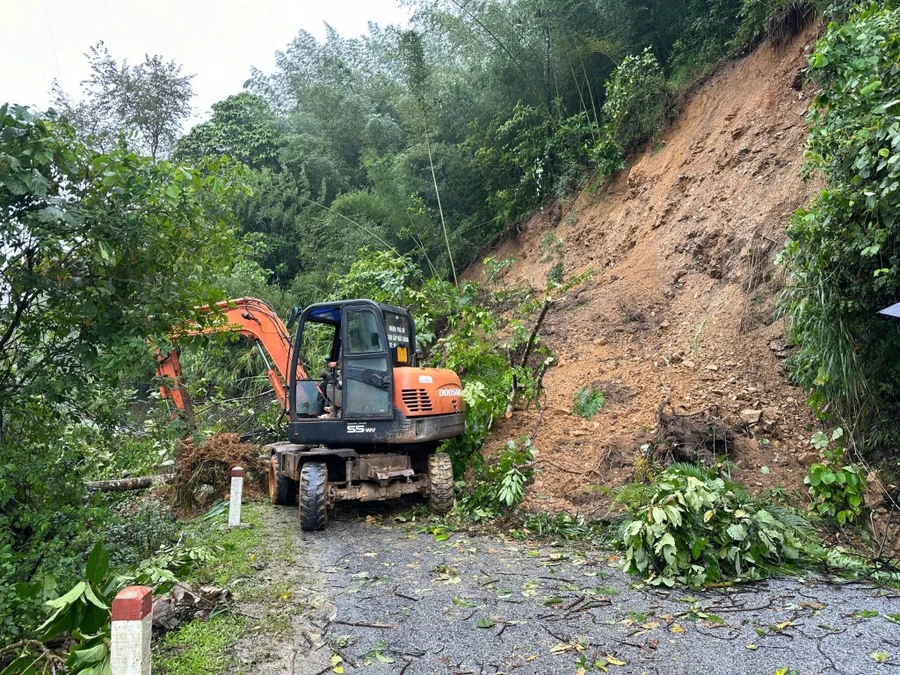 Các tuyến đường giao thông bị sạt lở khiến công tác cứu hộ, cứu nạn gặp nhiều khó khăn