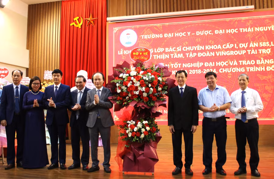 Thứ trưởng Bộ Y tế dự lễ khai giảng lớp bác sĩ chuyên khoa cấp I tại Trường Đại học Y - Dược.