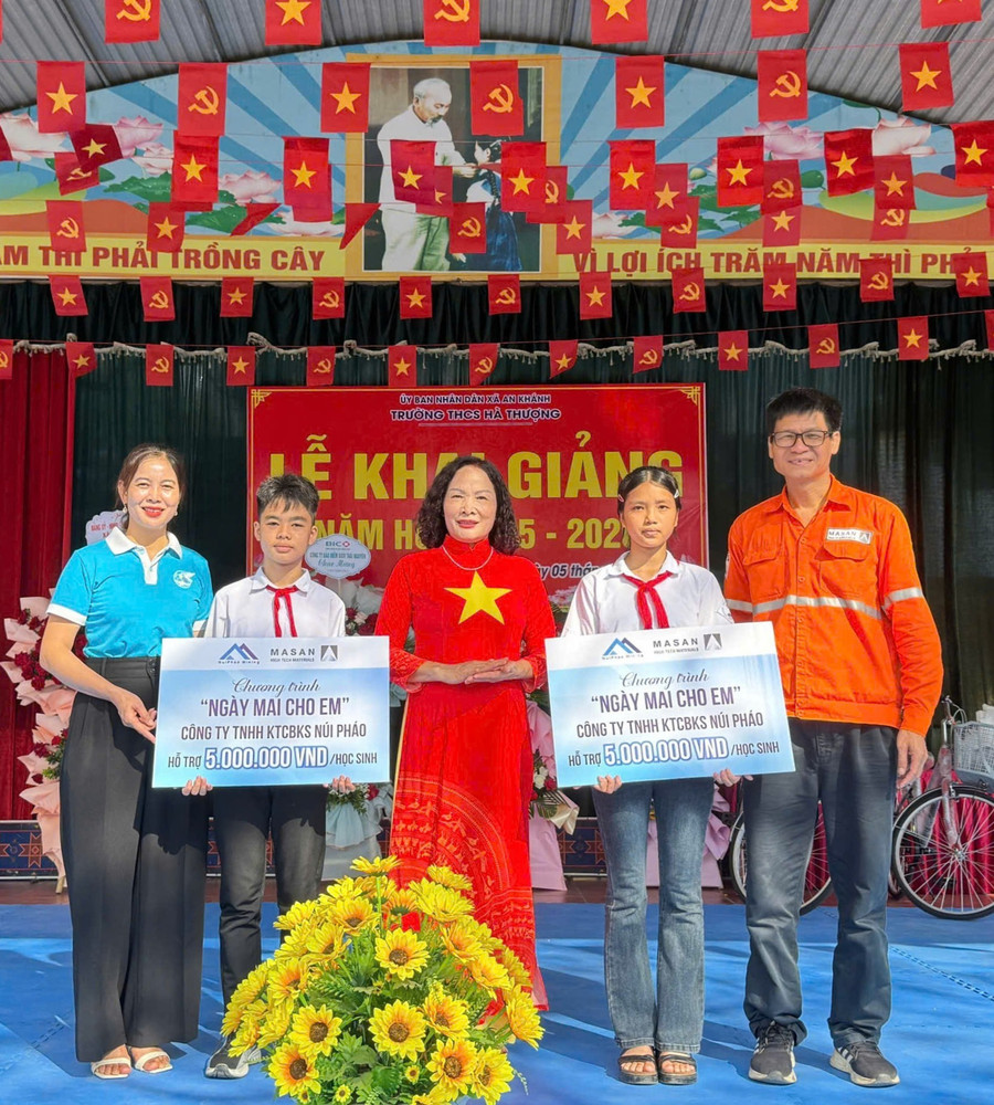 Công ty trao quà tại Trường THCS Hà Thượng. nui-phao-3.jpg