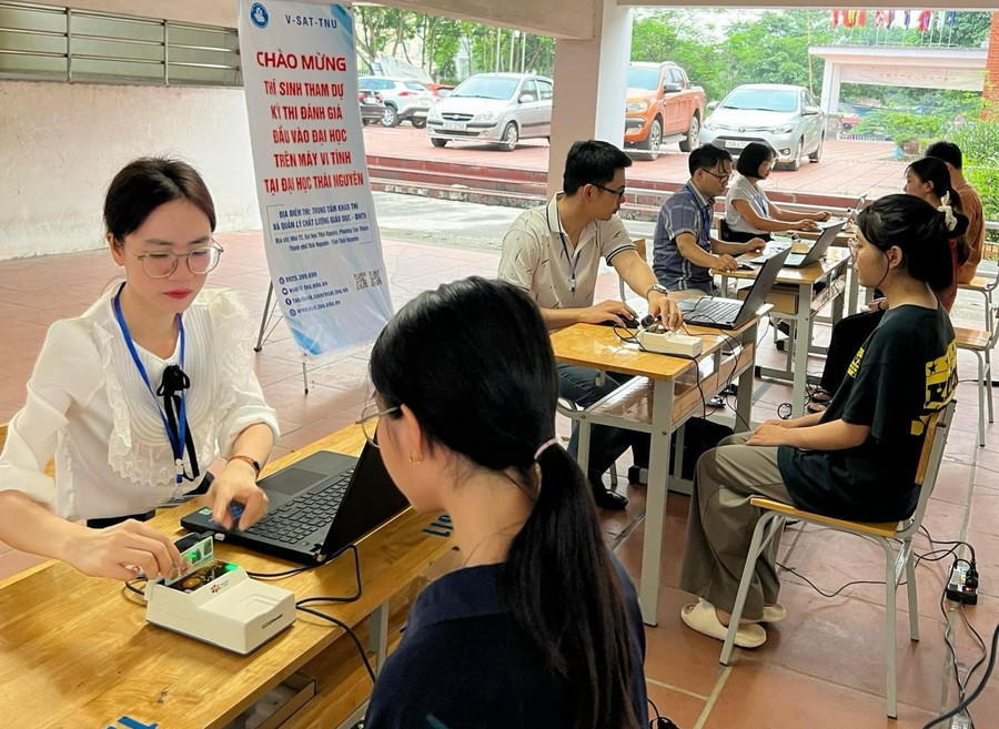 Thí sinh thực hiện các thủ tục trước khi tham gia kỳ thi đánh giá đầu vào Đại học trên máy tính.