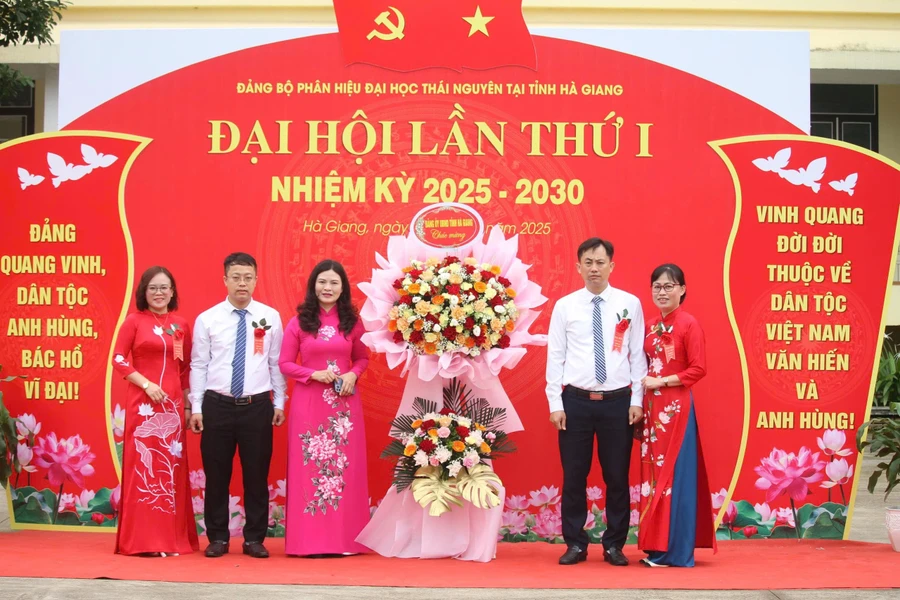 Lãnh đạo UBND tỉnh Hà Giang tặng hoa chúc mừng Đại hội.