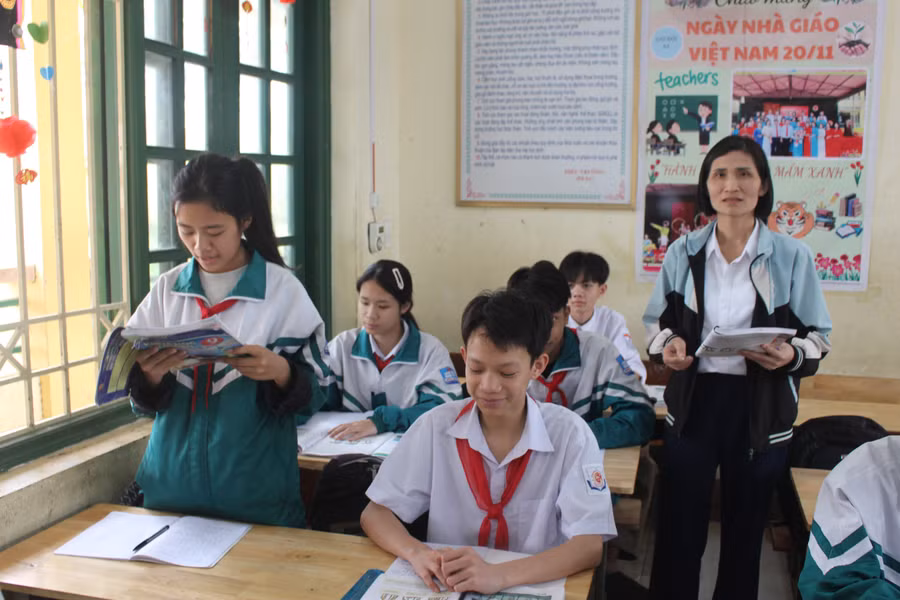 Học sinh trường THCS Bản Ngoại, huyện Đại Từ, tỉnh Thái Nguyên trong giờ học.