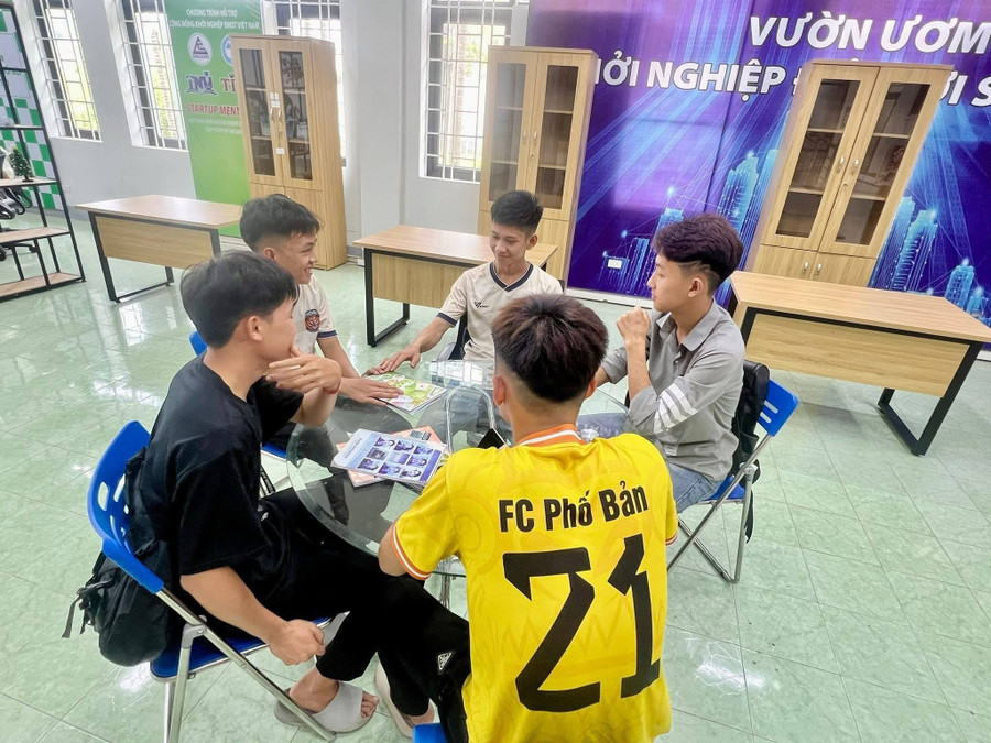 Sinh viên Phân hiệu Đại học Thái Nguyên tại tỉnh Lào Cai trao đổi về các ý tưởng khởi nghiệp. sinh-vien-phan-hieu-dai-hoc-thai-nguyen-tai-tinh-lao-cai-trao-doi-ve-cac-y-tuong-khoi-nghiep.jpg
