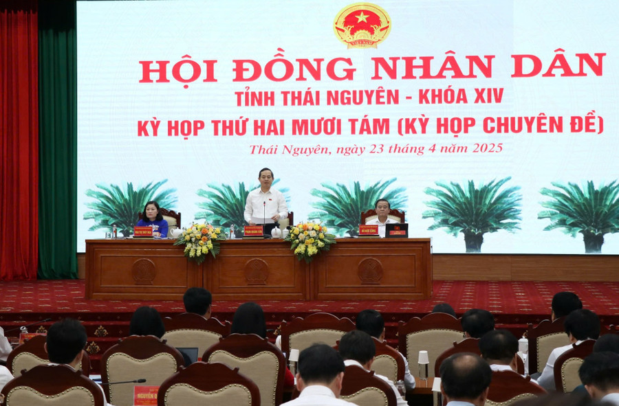Chủ toạ điều hành kỳ họp.