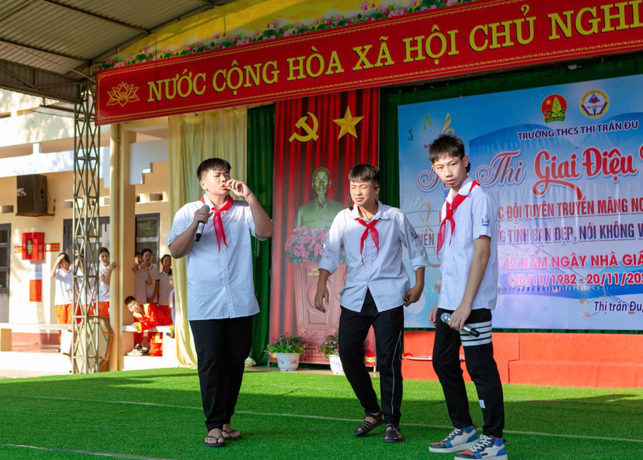Học sinh Trường THCS Thị trấn Đu đóng kịch tuyên truyền tác hại của thuốc lá.