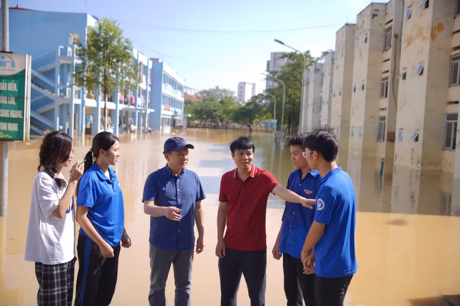 PGS.TS Hoàng Văn Hùng, Giám đốc Đại học Thái Nguyên thăm hỏi động viên sinh viên Trường Đại học Sư phạm.