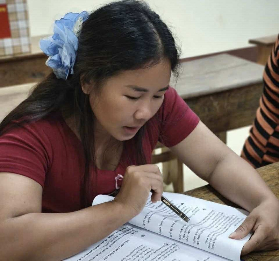 Học viên nỗ lực học tập. hoc-vien-no-luc-doc-chu.jpg